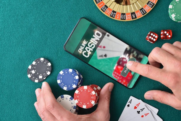 suka toto Texas Hold'em table with players and chips